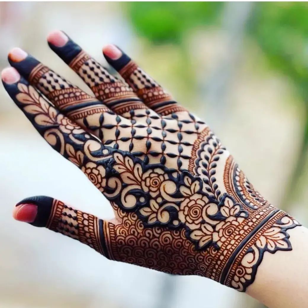 Karwa Chauth Mehndi Designs Live: आसानी से घर पर लगाएं मेहंदी के ये खूबसूरत डिजाइन, देखें Photos, Video