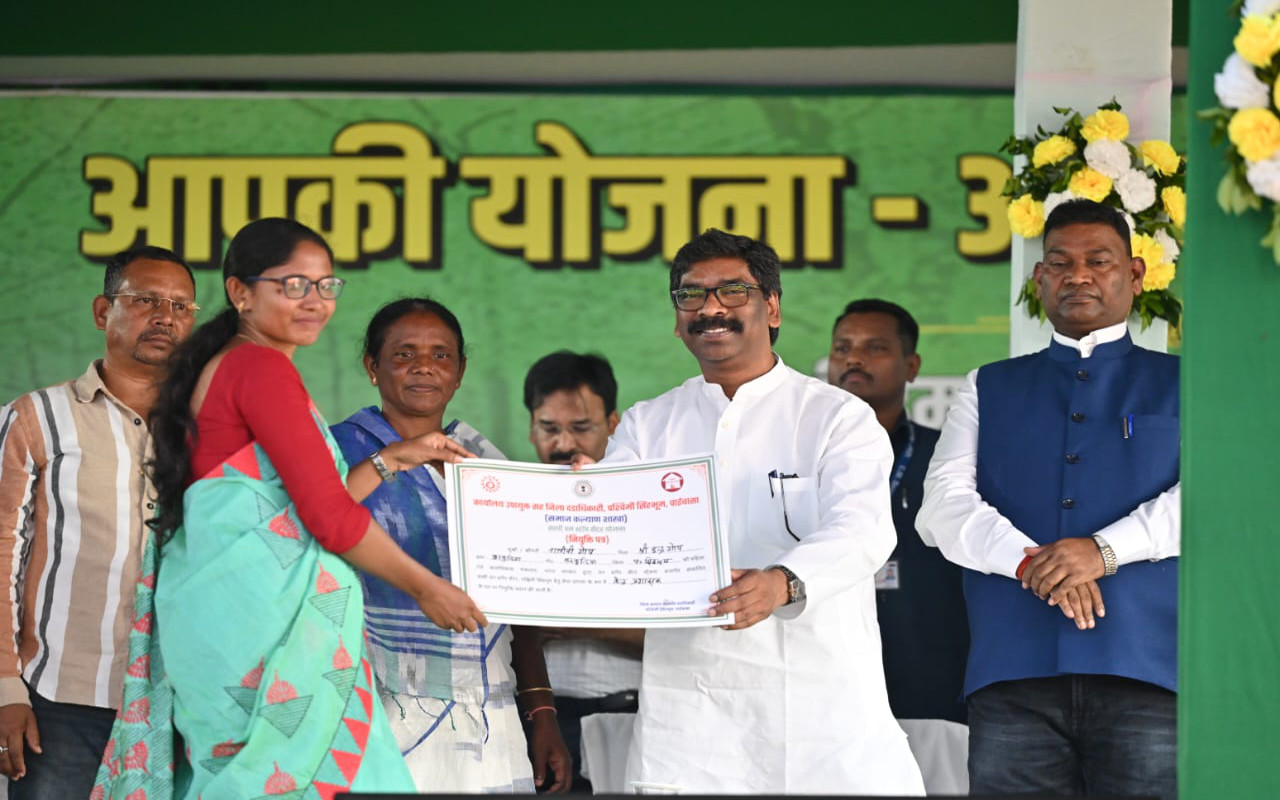 Jharkhand Breaking News: सरायकेला-कांड्रा के दुगनी में खड़ी गाड़ी से टकराने से बाइक सवार की हुई मौत