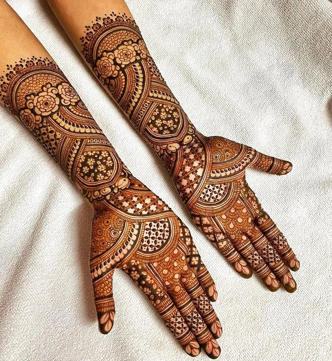 Karwa Chauth Mehndi Designs Live: आसानी से घर पर लगाएं मेहंदी के ये खूबसूरत डिजाइन, देखें Photos, Video