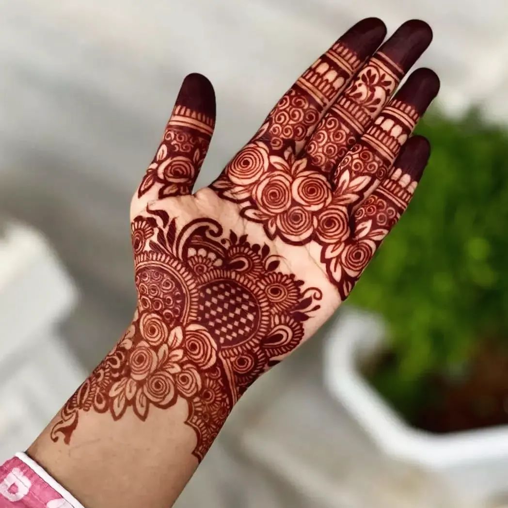 Karwa Chauth Mehndi Designs Live: आसानी से घर पर लगाएं मेहंदी के ये खूबसूरत डिजाइन, देखें Photos, Video