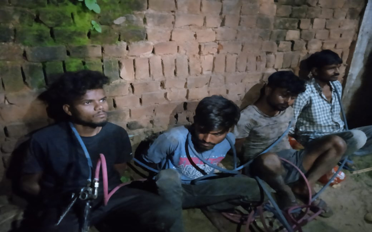Jharkhand Breaking News: गिरिडीह के मंगरोडीह से 4 चोर गिरफ्तार, गैस कटर, पाइप, मोबाइल फोन बरामद