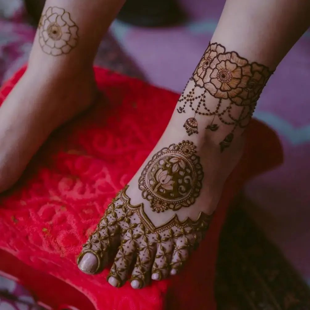 Karwa Chauth Mehndi Designs Live: आसानी से घर पर लगाएं मेहंदी के ये खूबसूरत डिजाइन, देखें Photos, Video