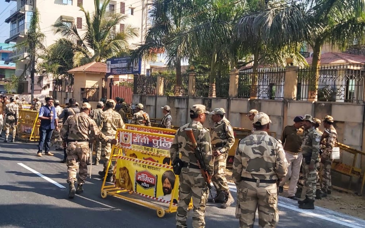 करीब 10 घंटे तक CM हेमंत सोरेन से हुई पूछताछ, पत्नी संग ED ऑफिस से निकले बाहर