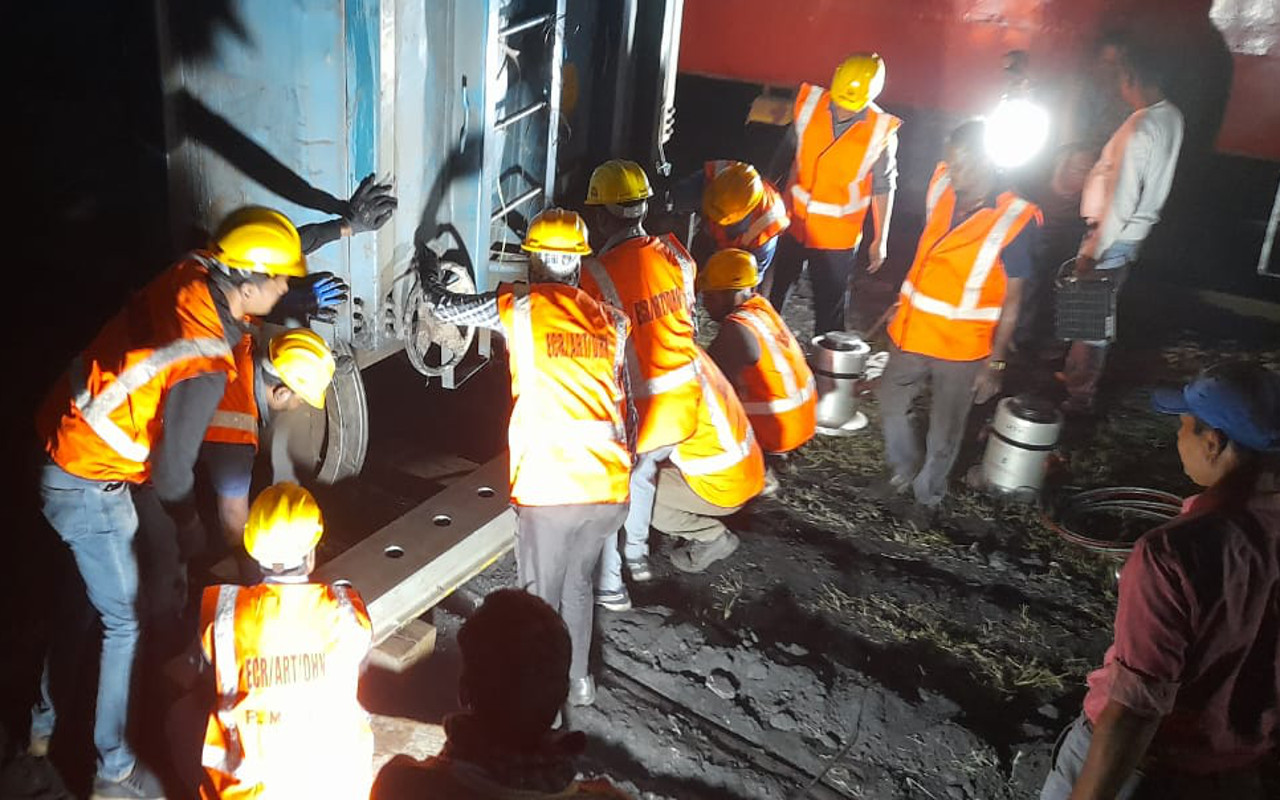 Jharkhand Breaking News: धनबाद के कुसुंडा एरिया में मालगाड़ी की खाली चार बोगी पटरी से उतरी