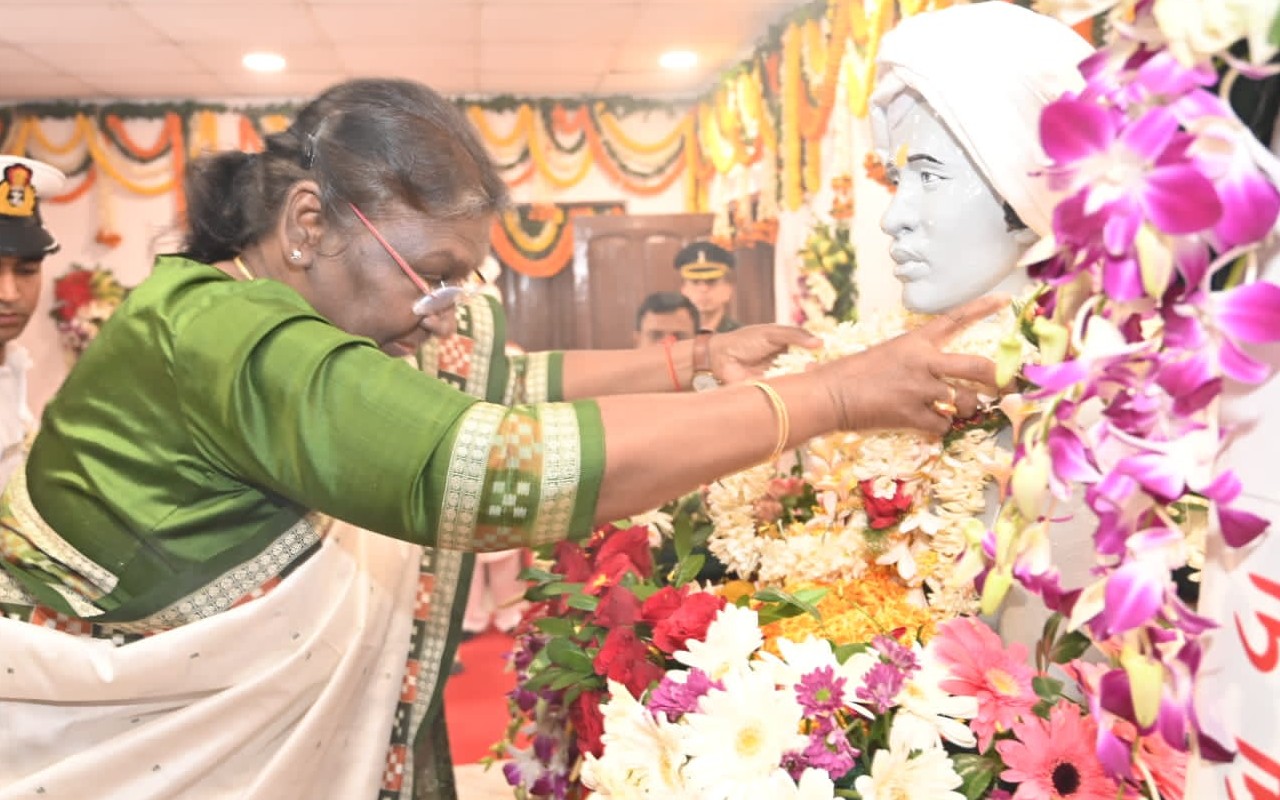 President Draupadi Murmu: ये हैं भगवान बिरसा मुंडा के वंशज, राष्ट्रपति ने उलिहातू में की मुलाकात