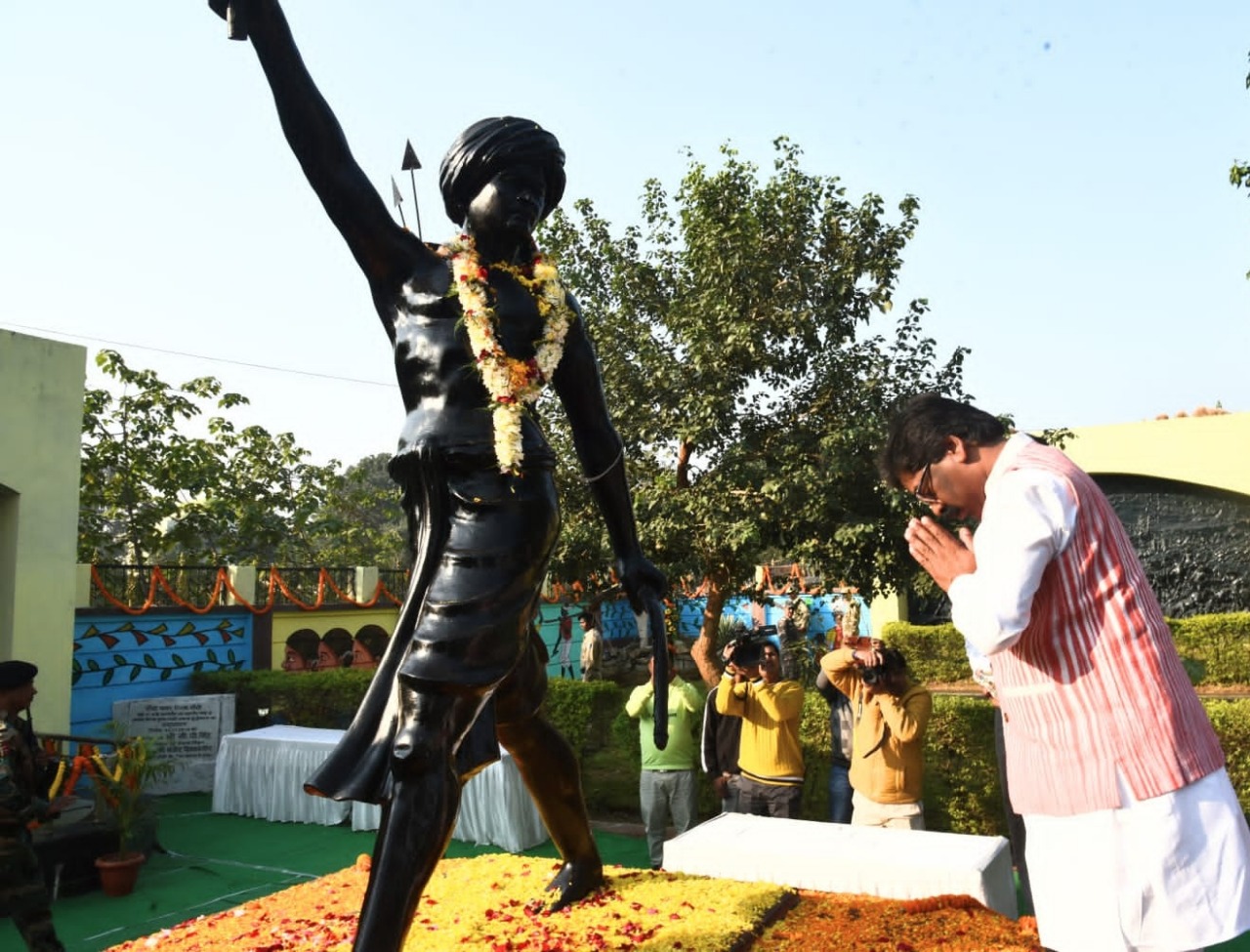 Jharkhand Breaking News: चाकुलिया के मुढाल गांव में बाइक से गिरकर दो युवक घायल, झाड़ग्राम रेफर