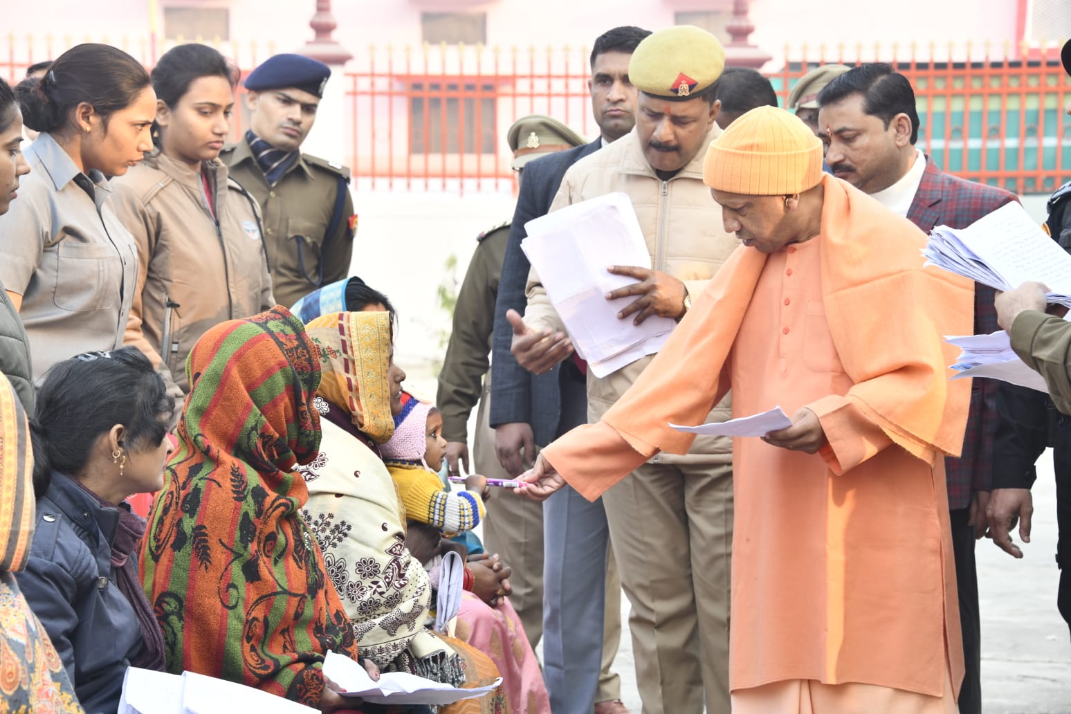 UP Breaking News Live: पुलिस कांस्टेबल के तबादले पर HC ने लगायी रोक, खराब खाने का वीडियो किया था वायरल