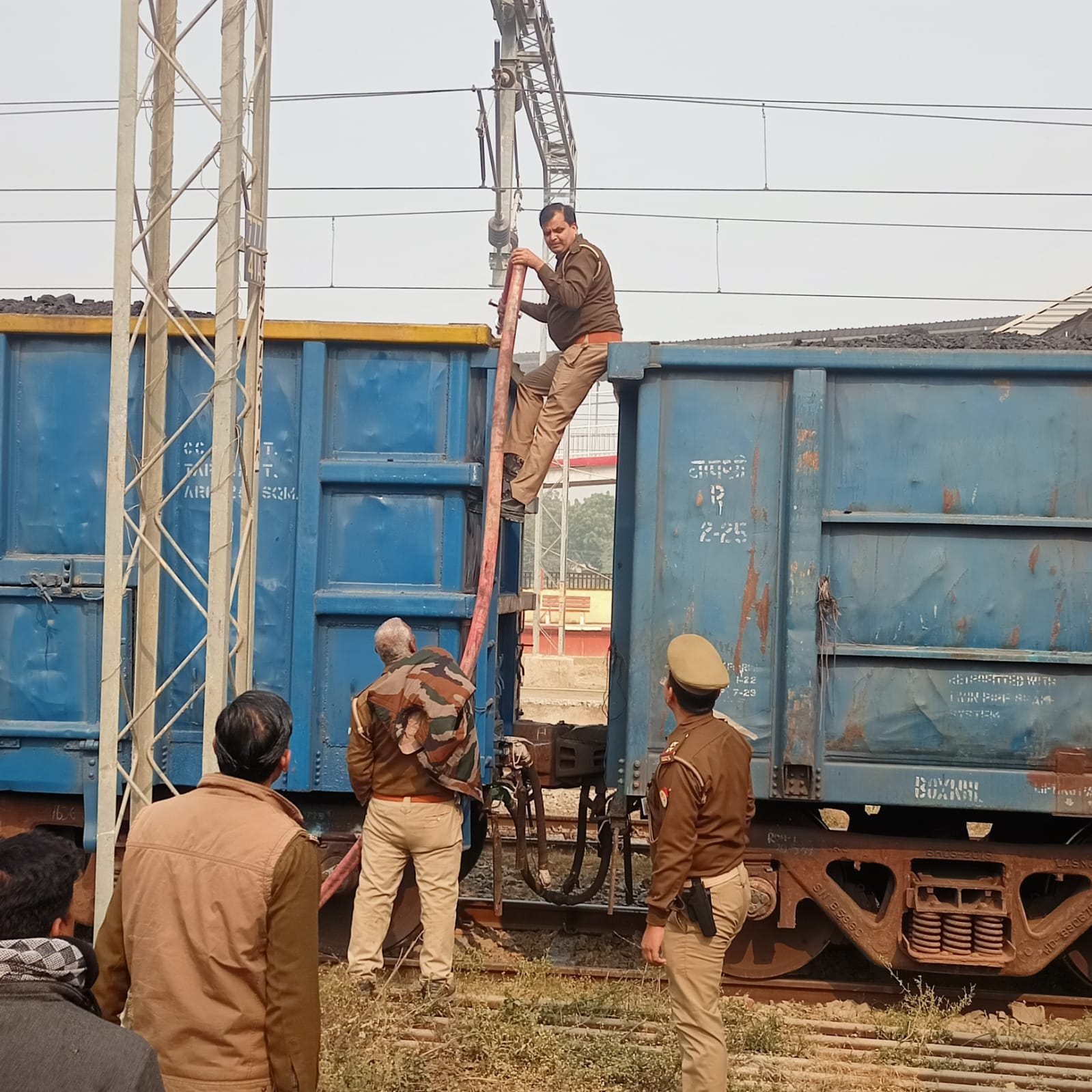 UP Breaking News Live: सीएम योगी ने गोरखपुर में रैन बसेरा का किया निरीक्षण, बांटे कंबल