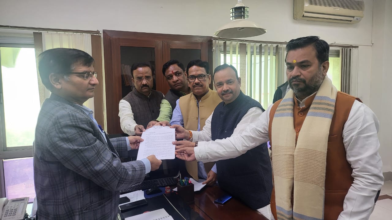 Mainpuri By Election Voting Live: मैनपुरी  में शाम 6 बजे शांतिपूर्ण तरीके से मतदान हुआ संपन्न