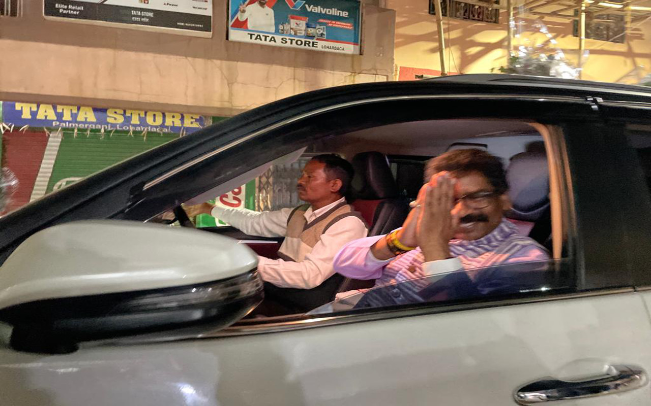 Jharkhand Breaking News: लोहरदगा पहुंचने पर CM हेमंत सोरेन का हुआ जोरदार स्वागत