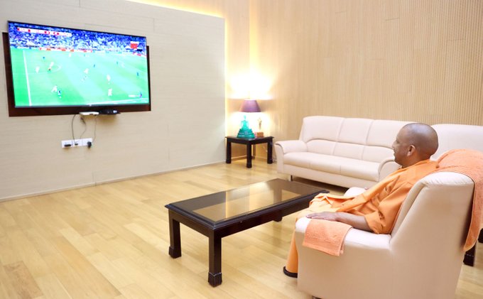 UP Breaking News Live: सीएम योगी पर छाया फीफा वर्ल्ड कप का खुमार, टीवी पर फाइनल मैच देखते शेयर की तस्वीर