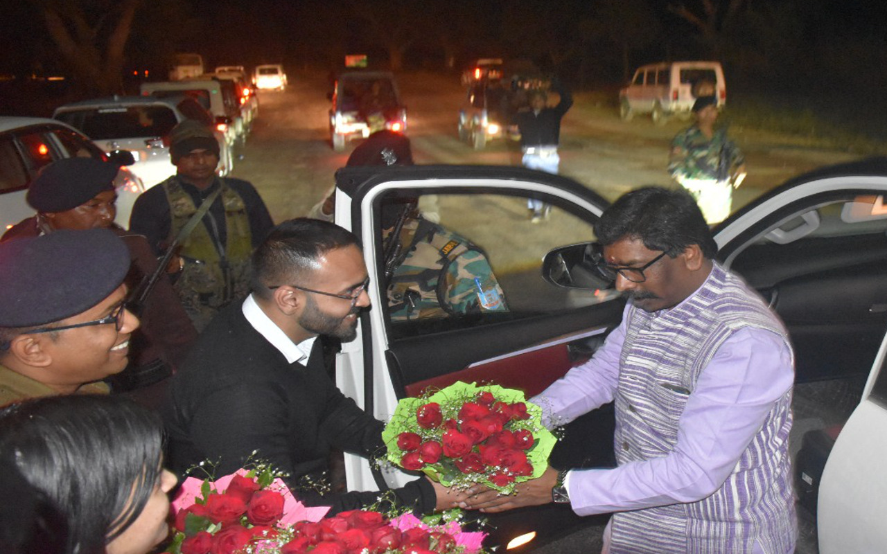 Jharkhand Breaking News: लोहरदगा पहुंचने पर CM हेमंत सोरेन का हुआ जोरदार स्वागत