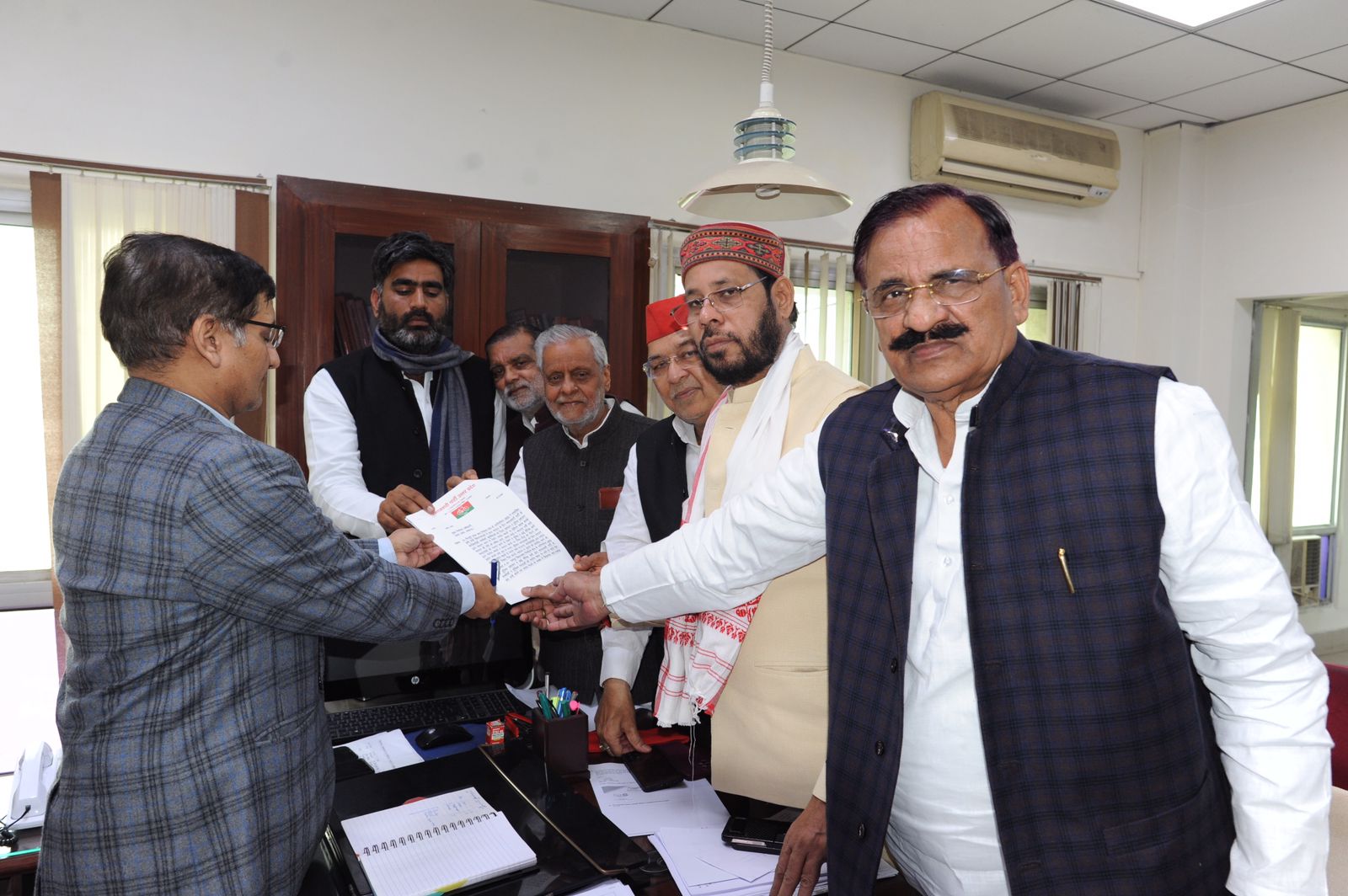 Mainpuri By Election Voting Live: मैनपुरी  में शाम 6 बजे शांतिपूर्ण तरीके से मतदान हुआ संपन्न