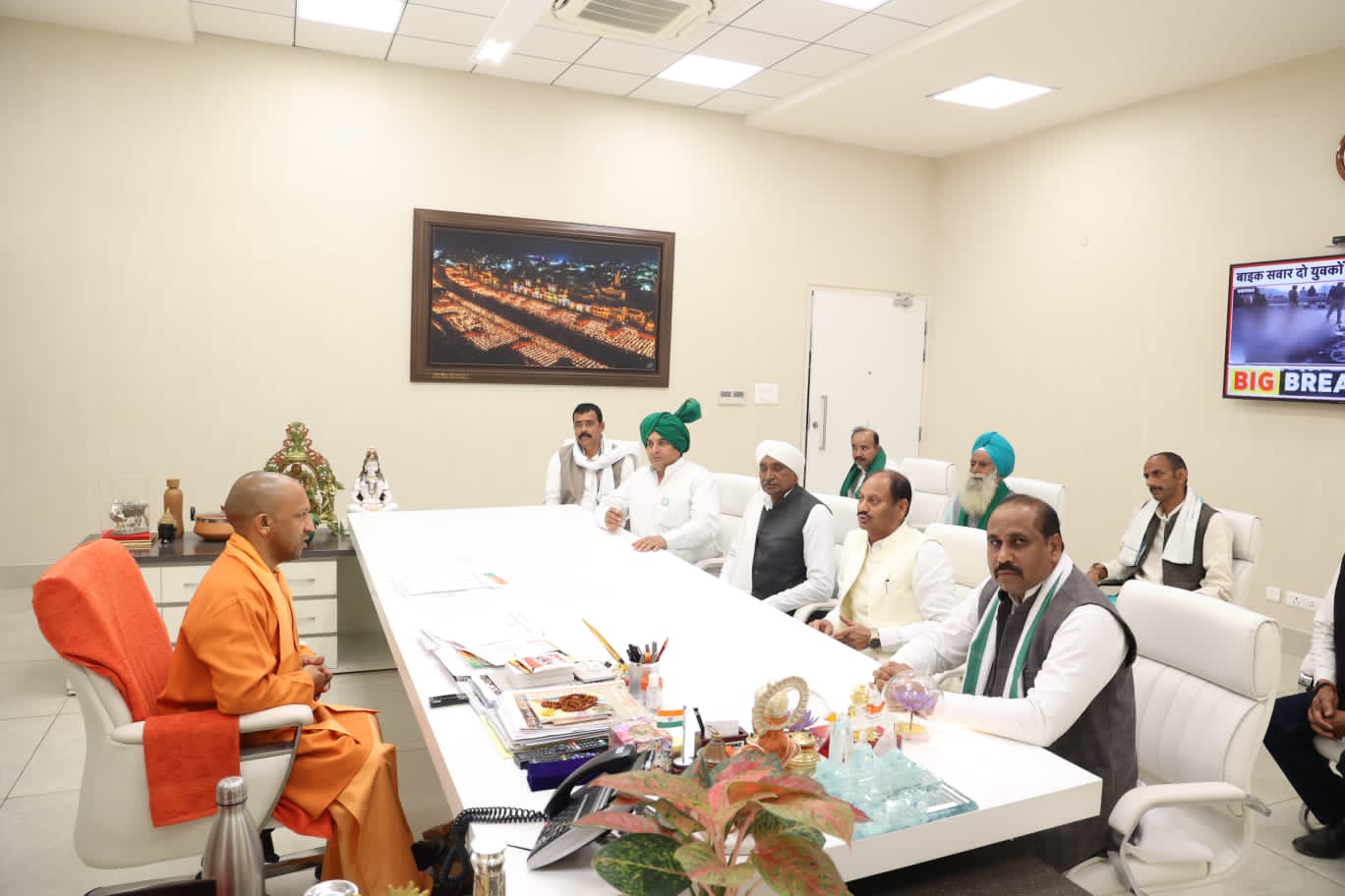 UP Breaking News Live: सीएम योगी पर छाया फीफा वर्ल्ड कप का खुमार, टीवी पर फाइनल मैच देखते शेयर की तस्वीर